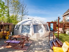 Kleurrijke groepsaccommodatie in een Kerk Kleurrijke groepsaccommodatie in een Kerk