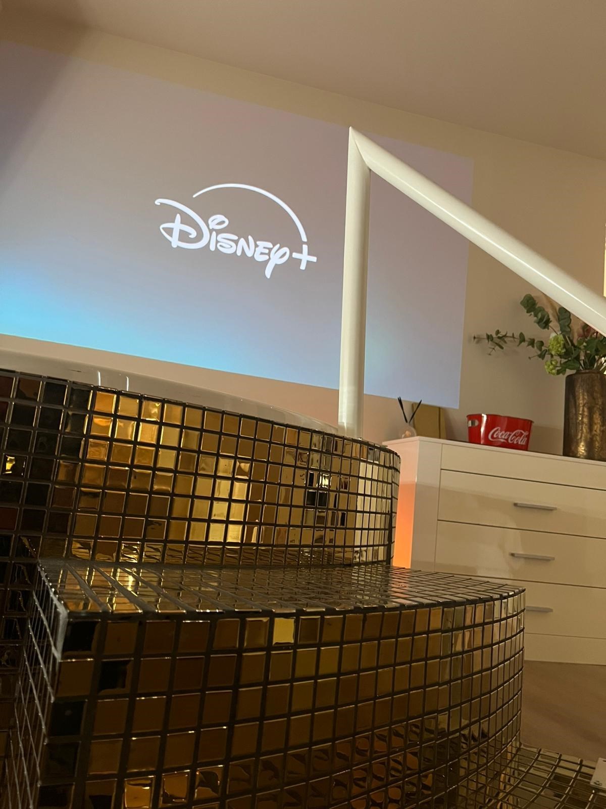 Luxe wellness suite met gouden bubbelbad, bioscoop & sauna.