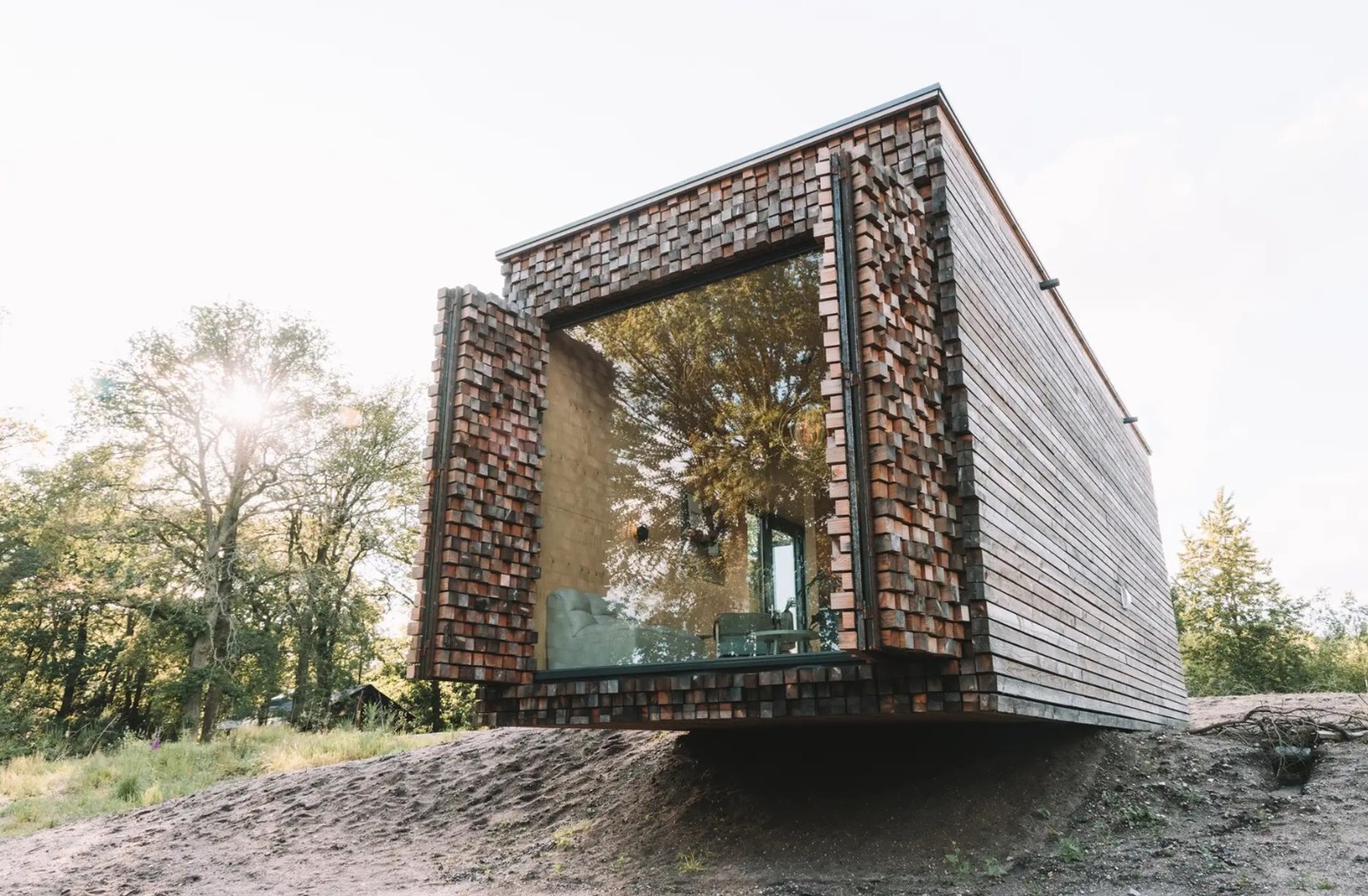 Uniek vakantiehuis dat balanceert in het landschap