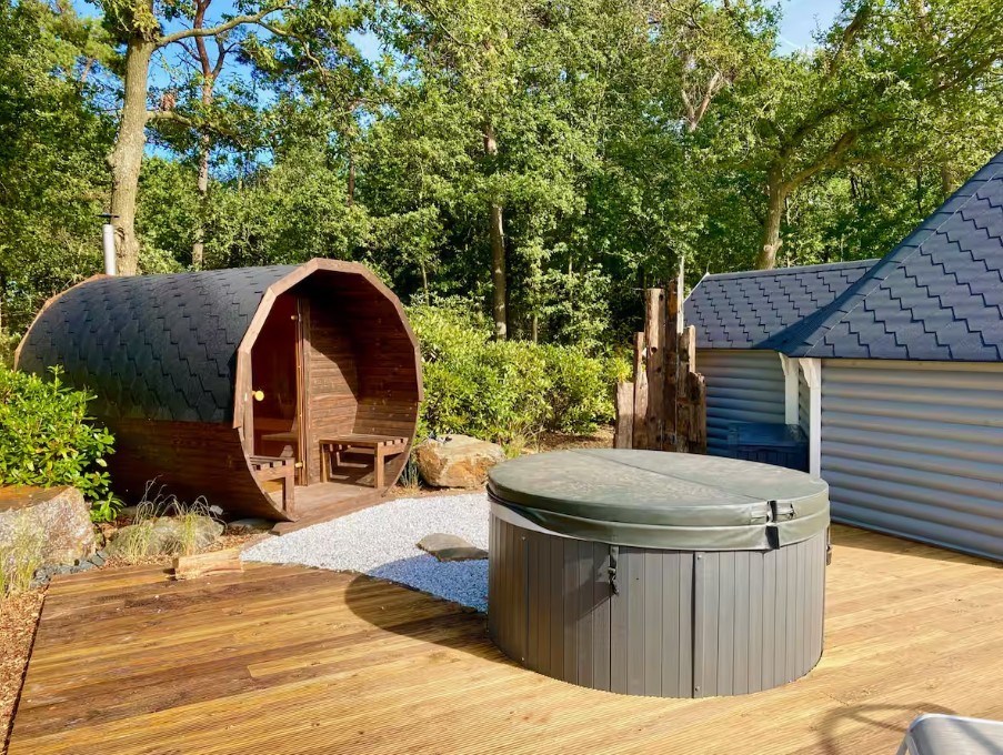 Luxe Finse Kota met jacuzzi en sauna barrel