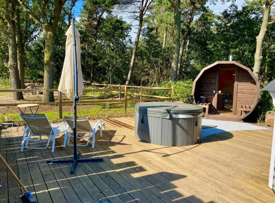 Luxe Finse Kota met jacuzzi en sauna barrel