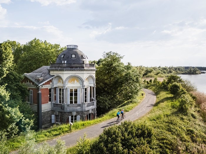 Vorstelijk overnachten in een 18e eeuws Paviljoen aan de Schelde met historische tuin en spiegelvijver Vorstelijk overnachten in een 18e eeuws Paviljoen aan de Schelde met historische tuin en spiegelvijver
