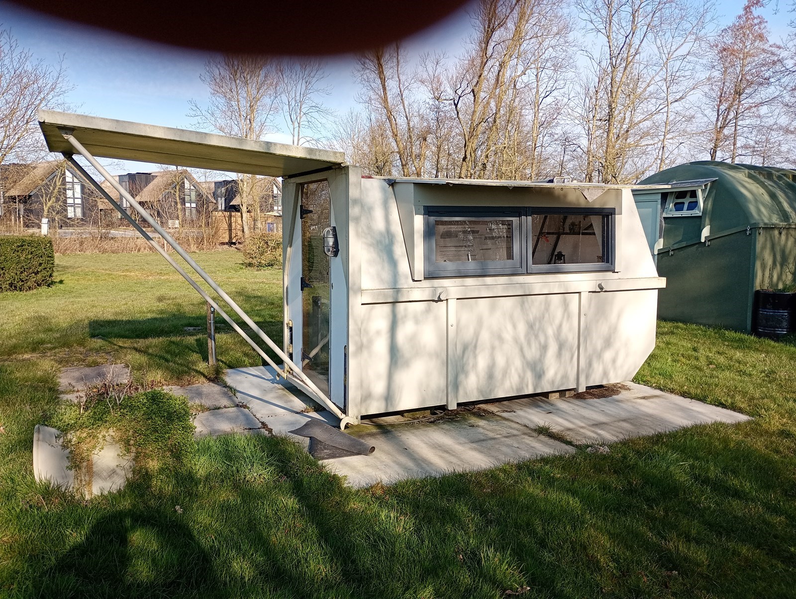 Origineel overnachten in een oude afvalcontainer van staal