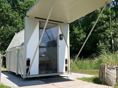 Origineel overnachten in een oude afvalcontainer van staal Origineel overnachten in een oude afvalcontainer van staal