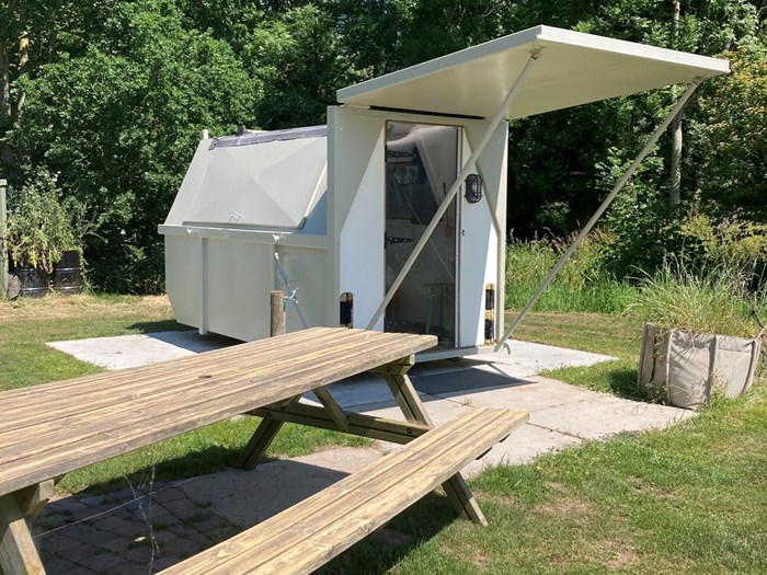 Origineel overnachten in een oude afvalcontainer van staal Origineel overnachten in een oude afvalcontainer van staal