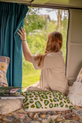 Origineel overnachten in een voormalig spijkstaal wagentje