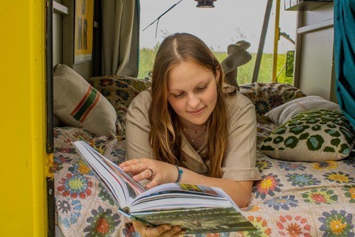 Origineel overnachten in een voormalig spijkstaal wagentje