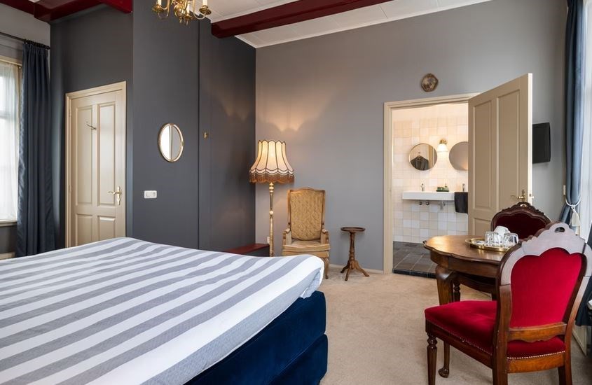 Unieke kamer in een 17e-eeuws rechthuis in Friesland