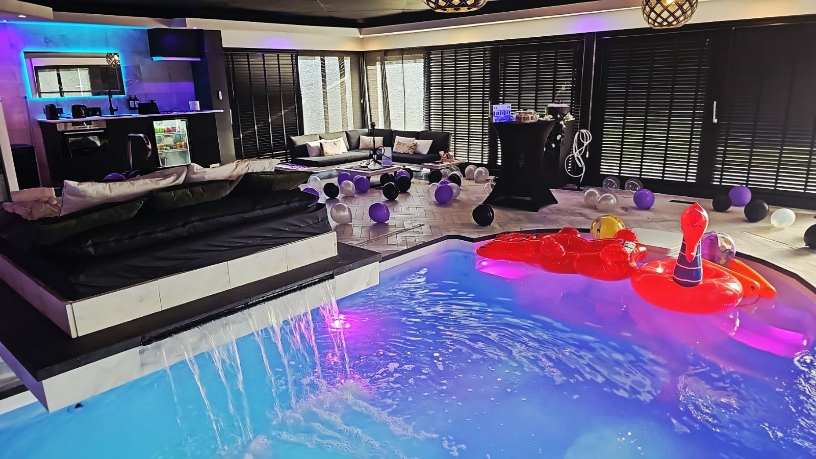 Unieke Zwembad Suite waarbij je bed boven het zwembad mét waterval zweeft