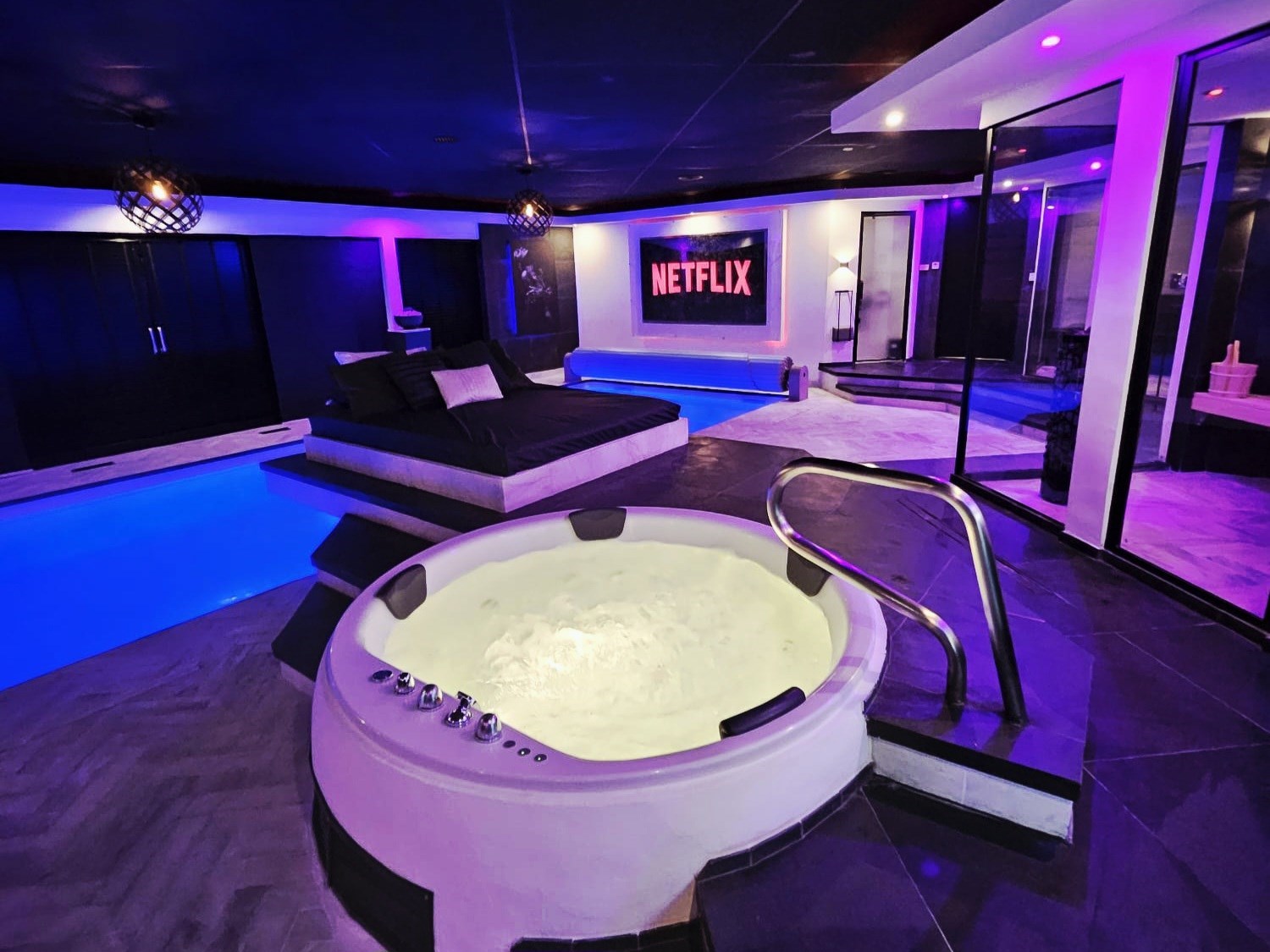 Unieke Zwembad Suite waarbij je bed boven het zwembad mét waterval zweeft