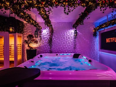 Romantische Jacuzzi suite met aparte slaapkamer Romantische Jacuzzi suite met aparte slaapkamer