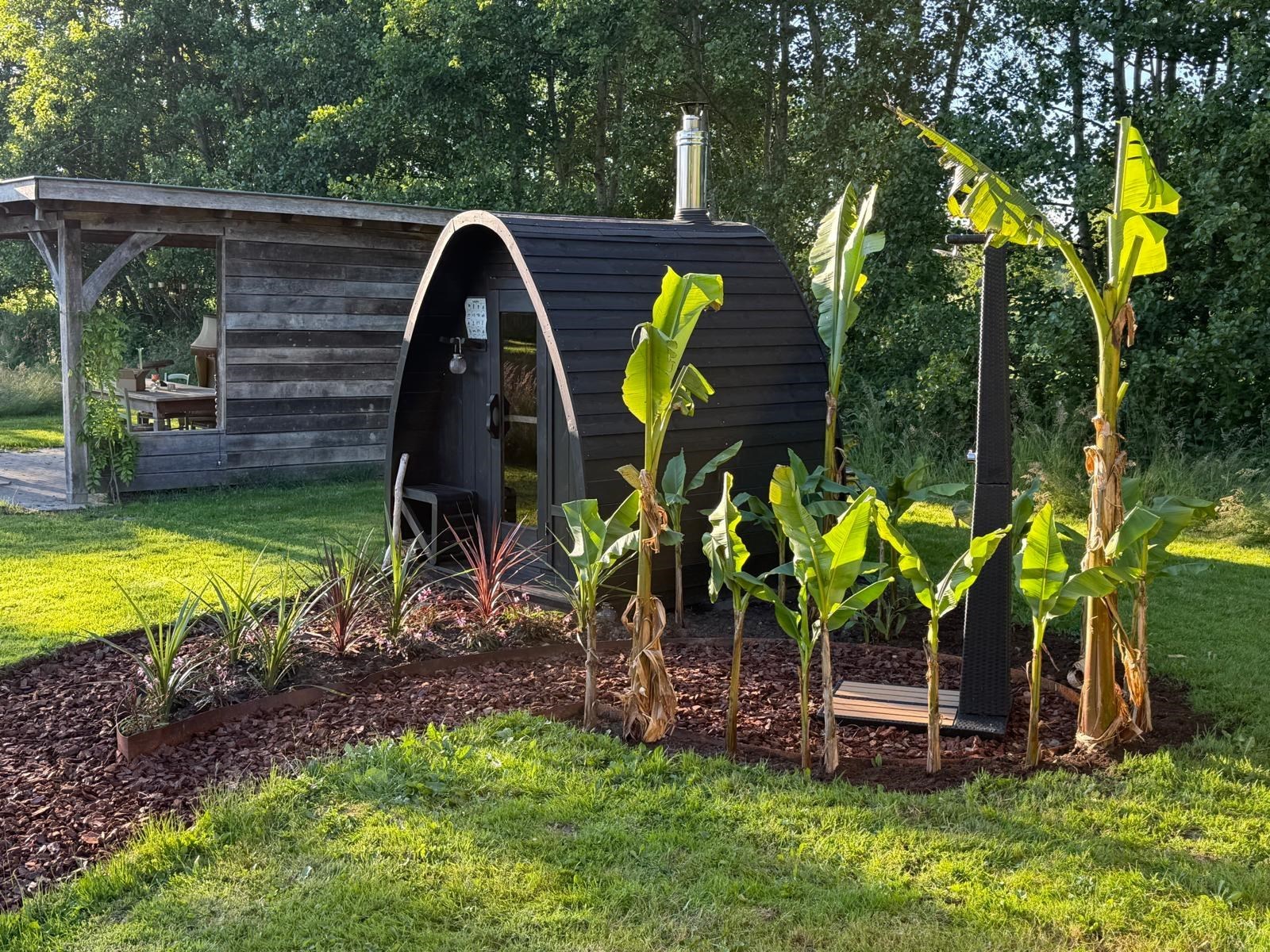 Het Lovenest: Een stijlvolle glampingtent met hottub en privé sauna op een privéterrein in de Achterhoek