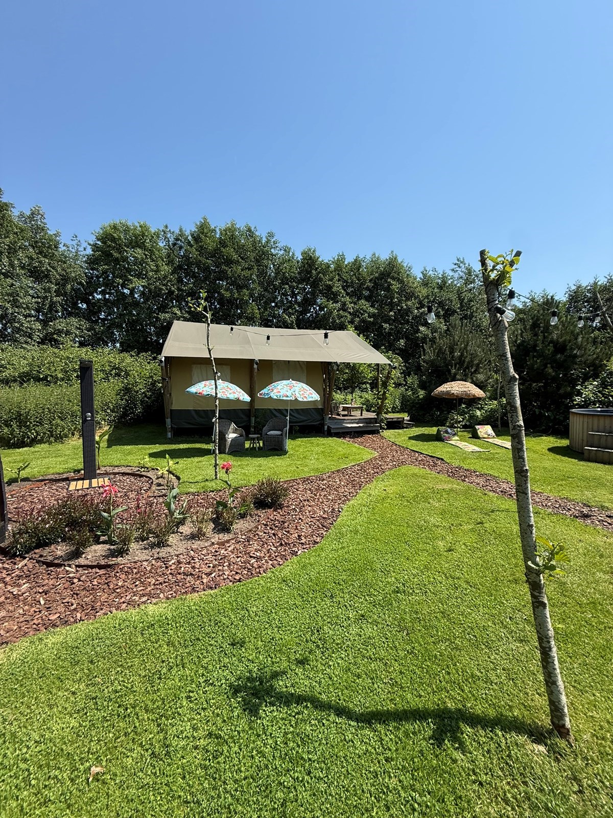 Romantische glampingtent met privé hottub, sauna houtkachel en buitenliving 