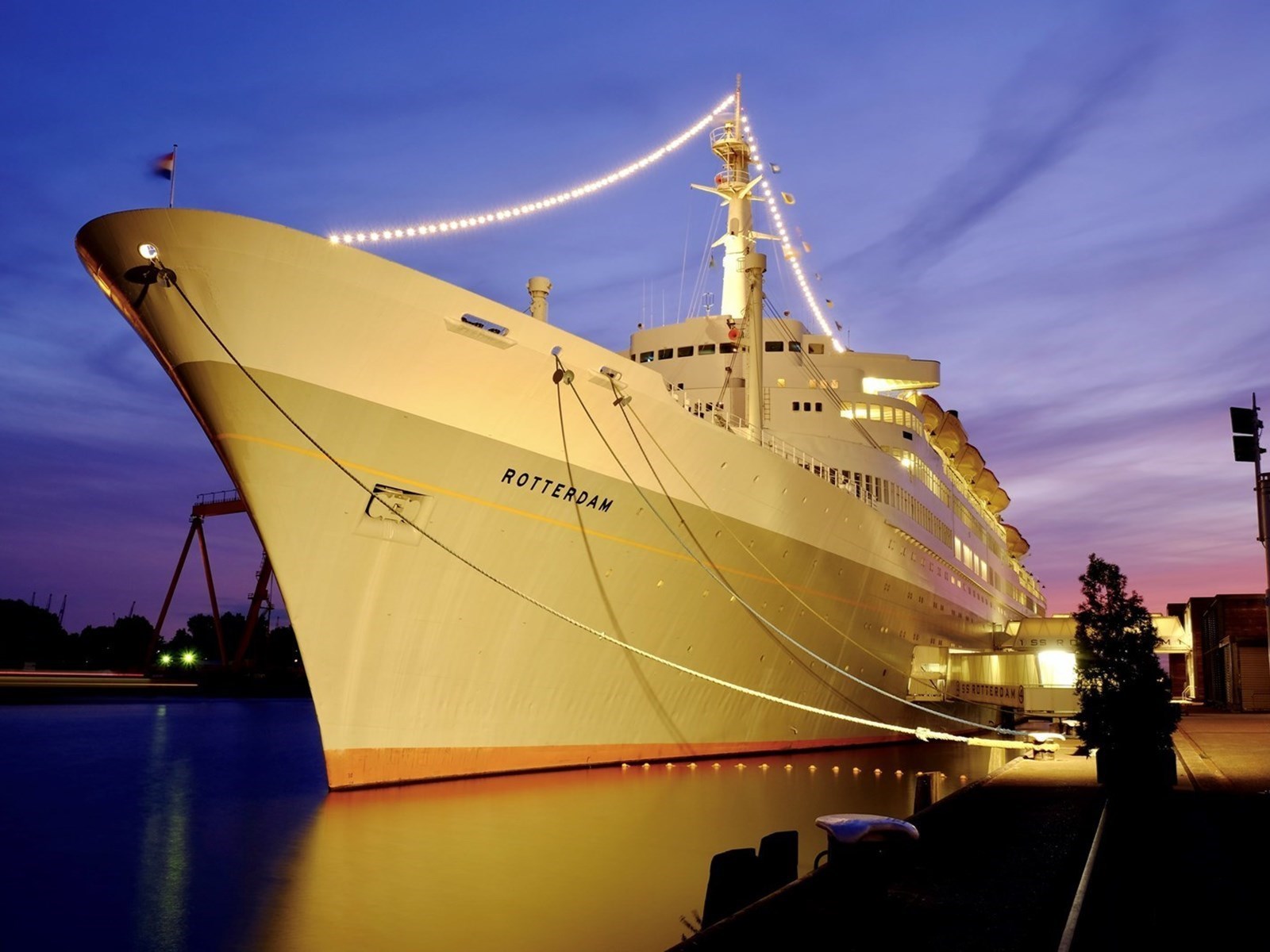Overnachten op het oude vlaggenschip van de Holland Amerika Lijn in Rotterdam