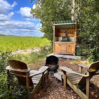 Vintage caravan met een jungle-achtig buitengevoel