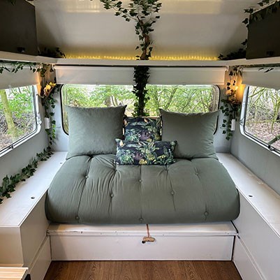 Vintage caravan met een jungle-achtig buitengevoel