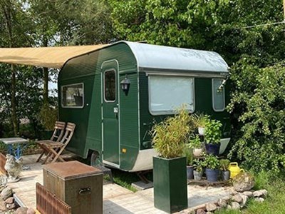 Vintage caravan met een jungle-achtig buitengevoel Vintage caravan met een jungle-achtig buitengevoel