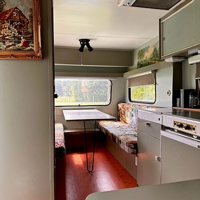 Vintage caravan in landelijke stijl