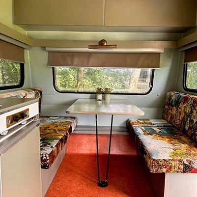 Vintage caravan in landelijke stijl