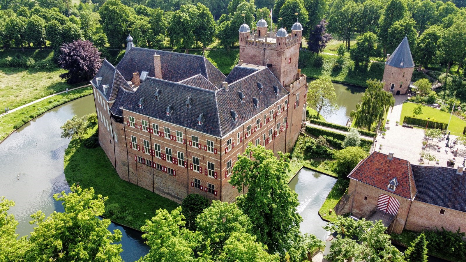 Overnachten in een eeuwenoude verdedigingstoren van een écht middeleeuws kasteel