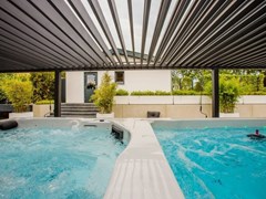 Super-de-luxe privé wellness met zwemspa, bubbelbad en panorama buitensauna Super-de-luxe privé wellness met zwemspa, bubbelbad en panorama buitensauna
