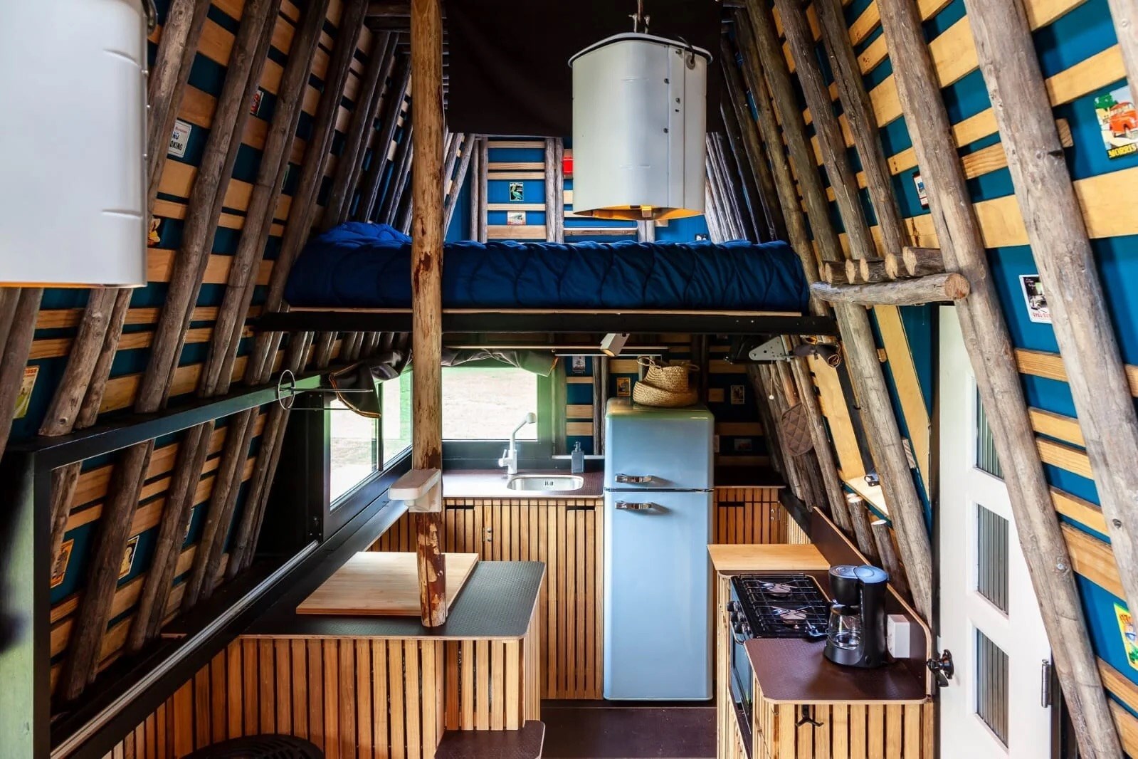 Unieke Glampervan met rieten dak aan het water in Den Bosch