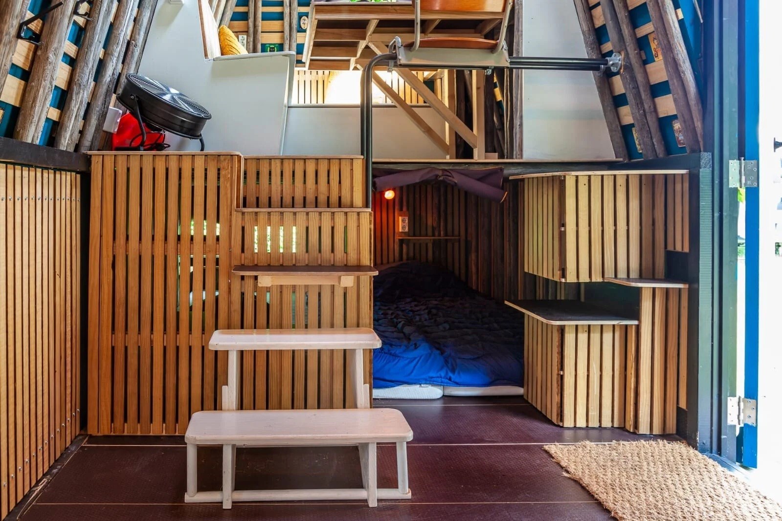 Unieke Glampervan met rieten dak aan het water in Den Bosch