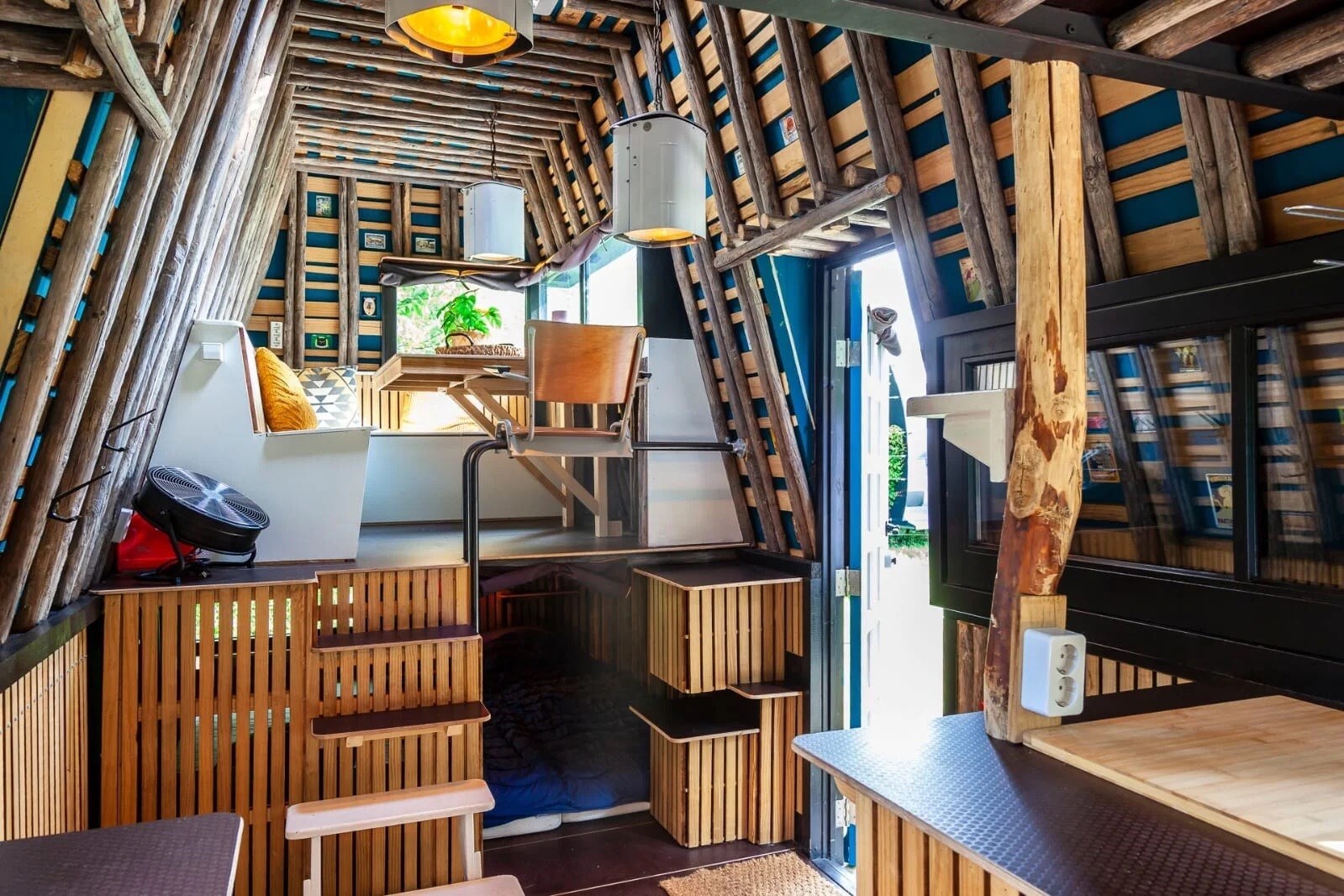 Unieke Glampervan met rieten dak aan het water in Den Bosch