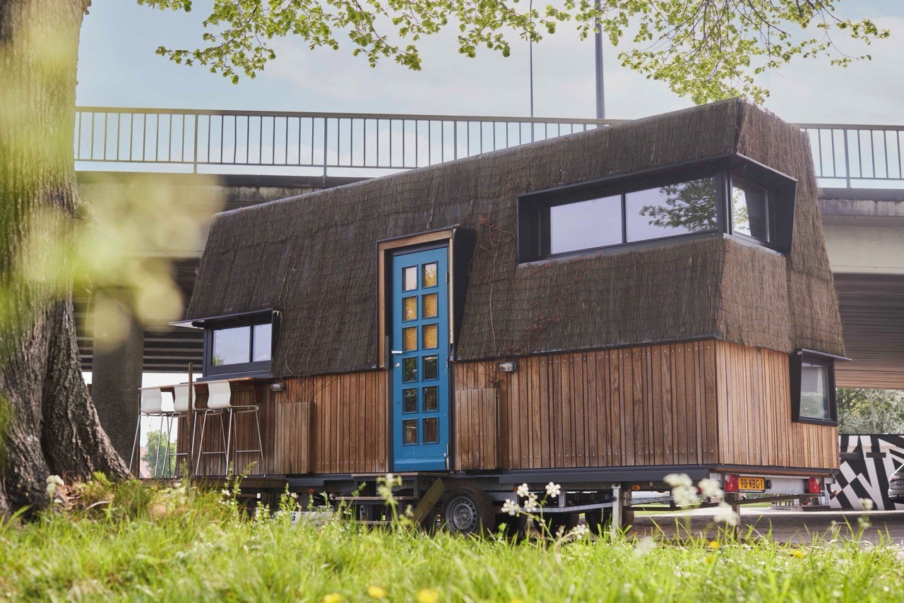 Unieke Glampervan met rieten dak aan het water in Den Bosch