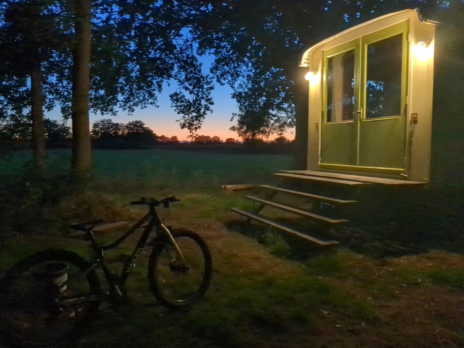 Pipowagen met eigen toilet- en douchekar en volledige privacy