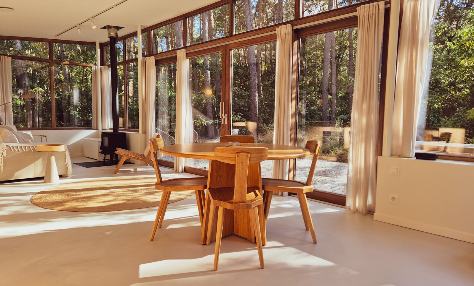 Stijlvolle mid-century bungalow met 2000 m2 aan privébos in de Vlaamse Kempen (Lille)