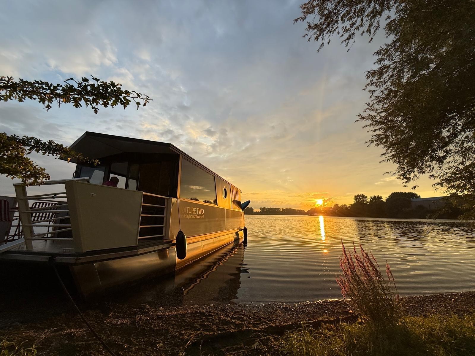 Houseboat midden in de natuur én de vrijheid om zelf te varen