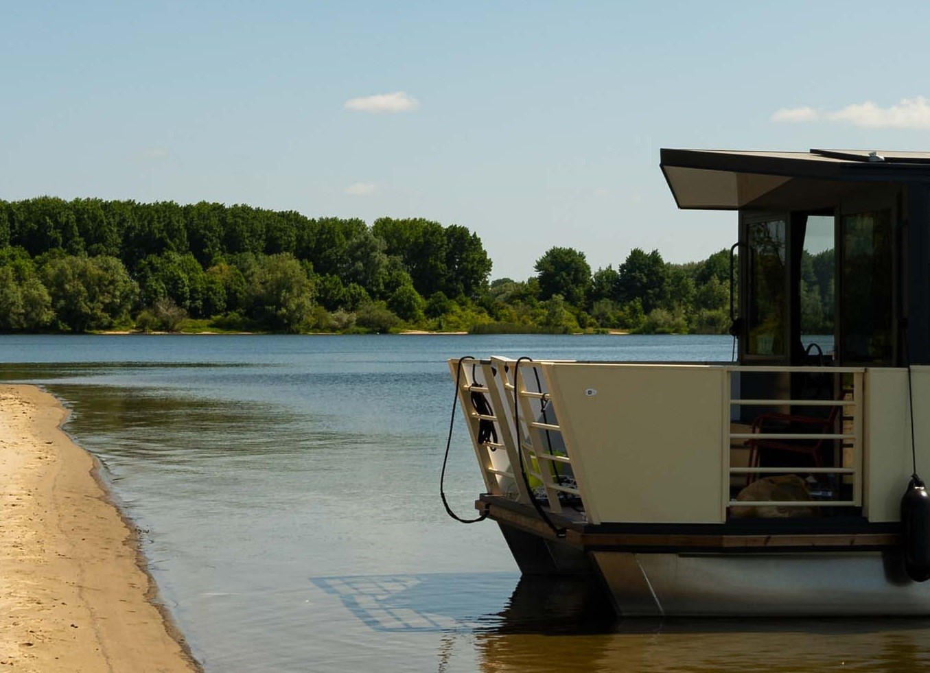 Zelf varen zonder vaarbewijs op deze houseboat