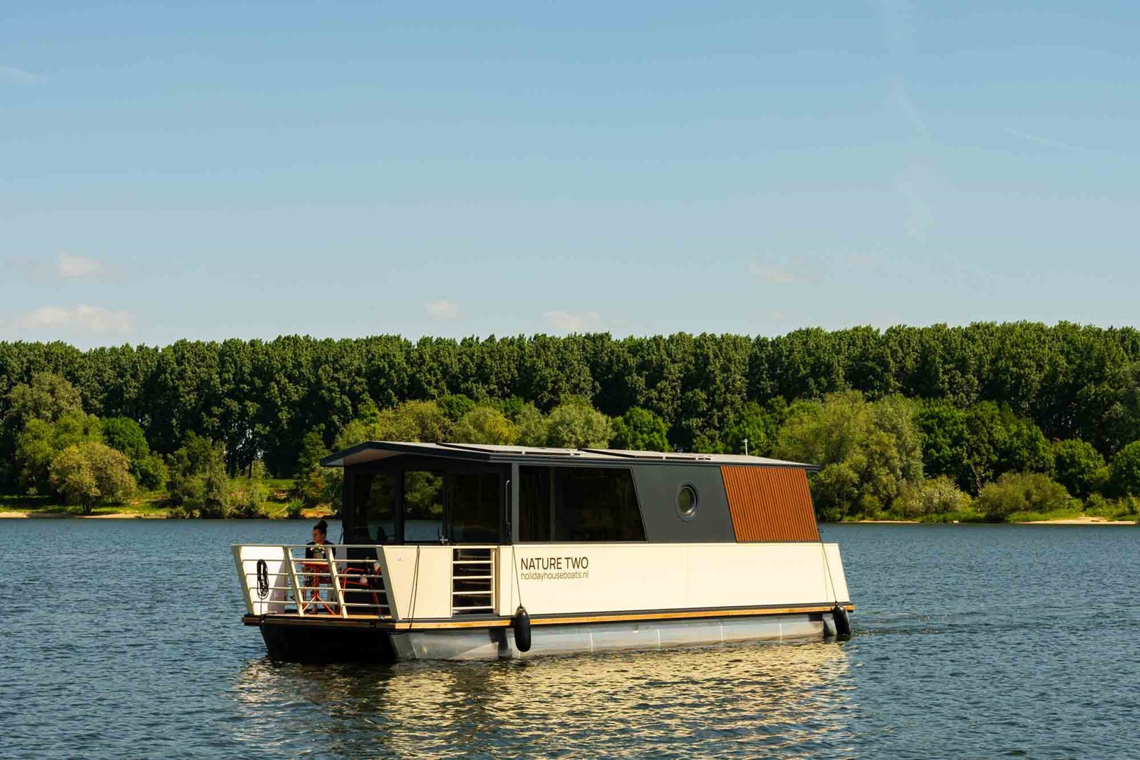 Zelf varen zonder vaarbewijs op deze houseboat