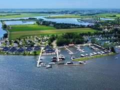 VaarHuis overnachting bij het Sneekermeer VaarHuis overnachting bij het Sneekermeer