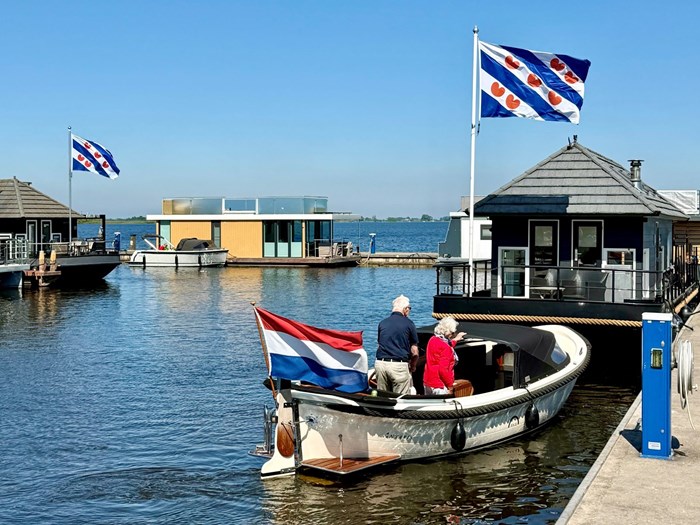VaarHuis overnachting bij het Sneekermeer VaarHuis overnachting bij het Sneekermeer