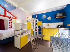 Slapen in een excentrieke kunstkamer met houtgestookte hottub Slapen in een excentrieke kunstkamer met houtgestookte hottub