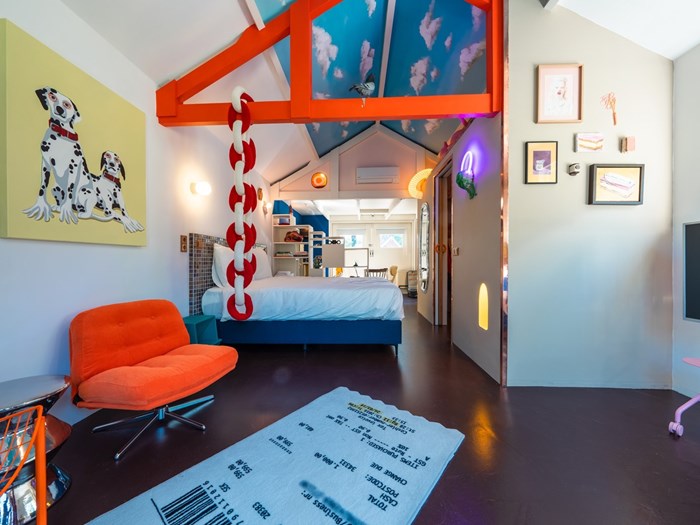 Slapen in een excentrieke kunstkamer met houtgestookte hottub Slapen in een excentrieke kunstkamer met houtgestookte hottub