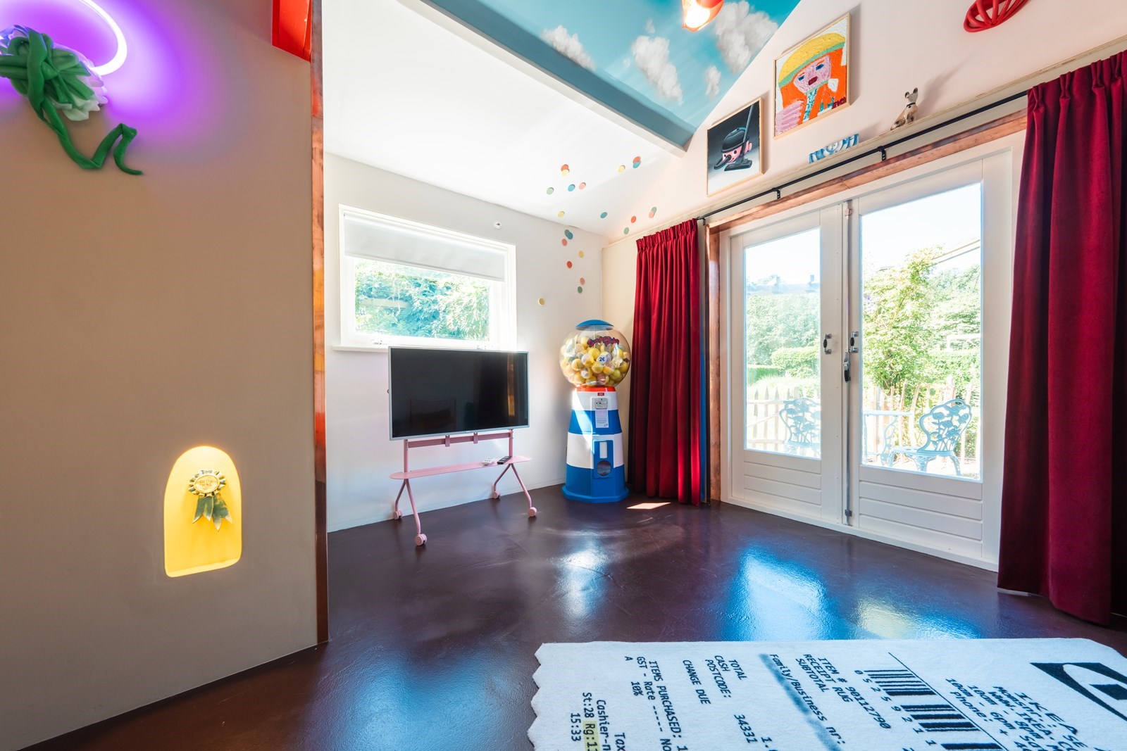 Slapen in een excentrieke kunstkamer met houtgestookte hottub