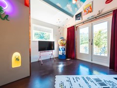 Slapen in een excentrieke kunstkamer met houtgestookte hottub Slapen in een excentrieke kunstkamer met houtgestookte hottub