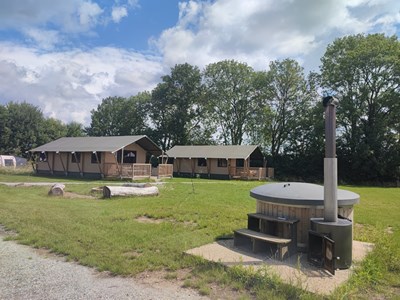 All-season glamping huisje met kachel en airco All-season glamping huisje met kachel en airco