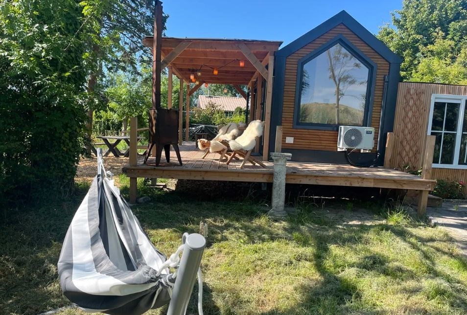 Uniek Tiny house verstopt bij Amsterdam op een ruim en groen perceel van 2000 m²