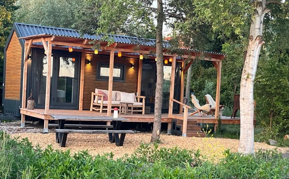 Uniek Tiny house verstopt bij Amsterdam op een ruim en groen perceel van 2000 m²