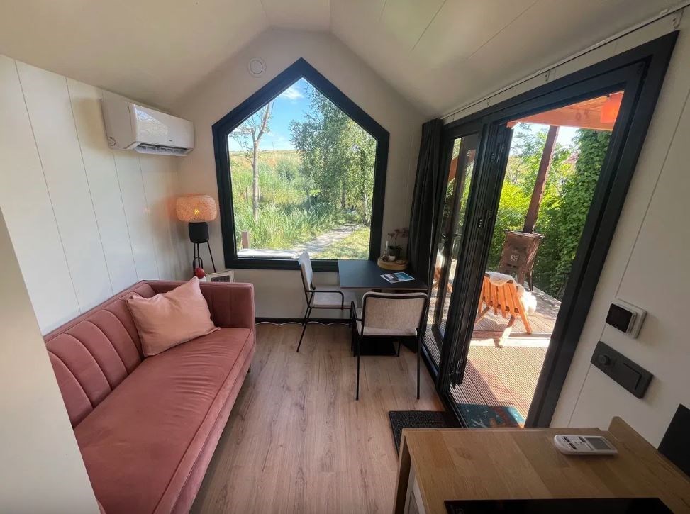 Uniek Tiny house verstopt bij Amsterdam op een ruim en groen perceel van 2000 m²