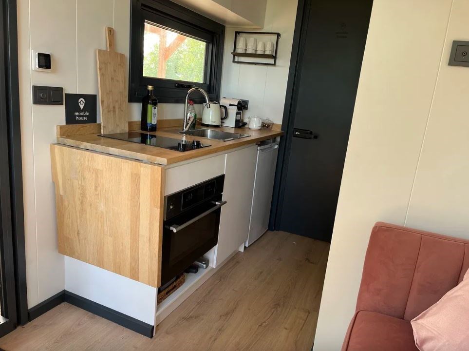 Uniek Tiny house verstopt bij Amsterdam op een ruim en groen perceel van 2000 m²