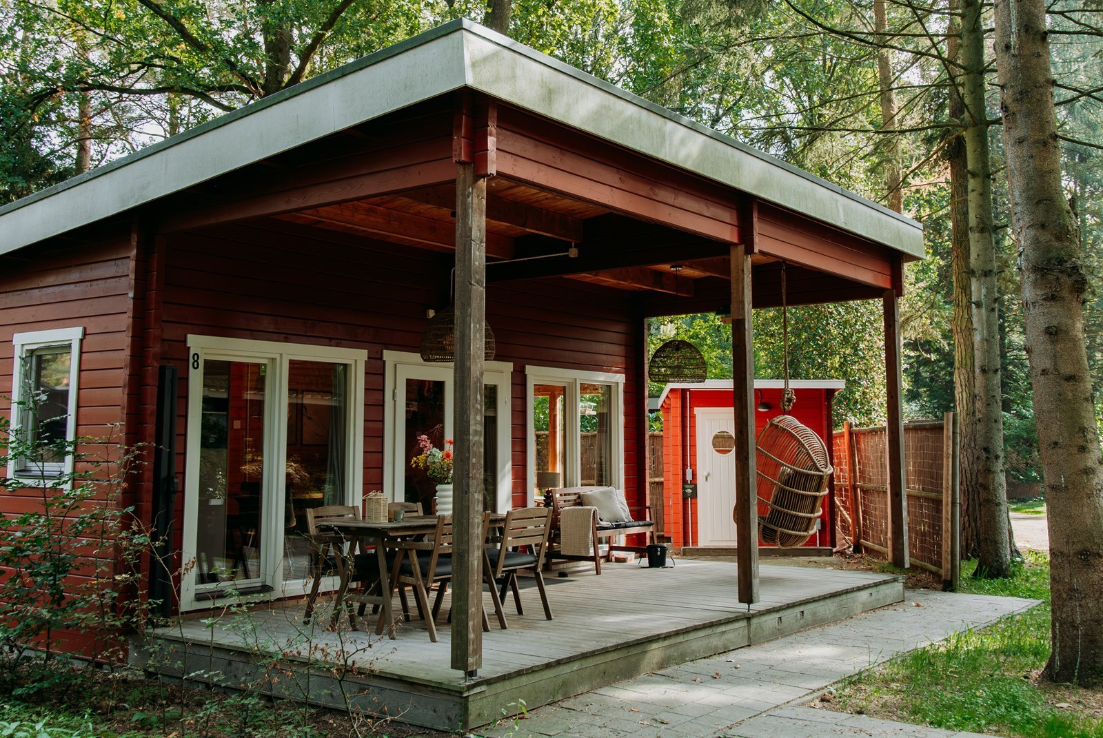 Zweeds houten boshuisje met Finse sauna en veranda