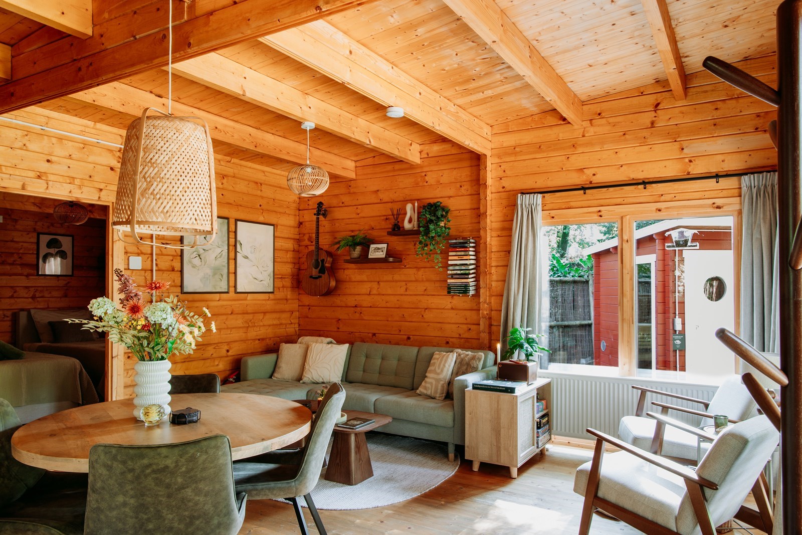 Zweeds houten boshuisje met Finse sauna en veranda