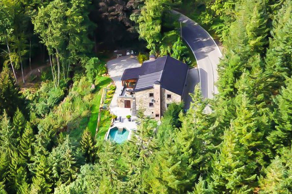 Bijzonder groepshuis met verwarmd zwembad, sauna en een geheel omheinde achtertuin met mini-waterval