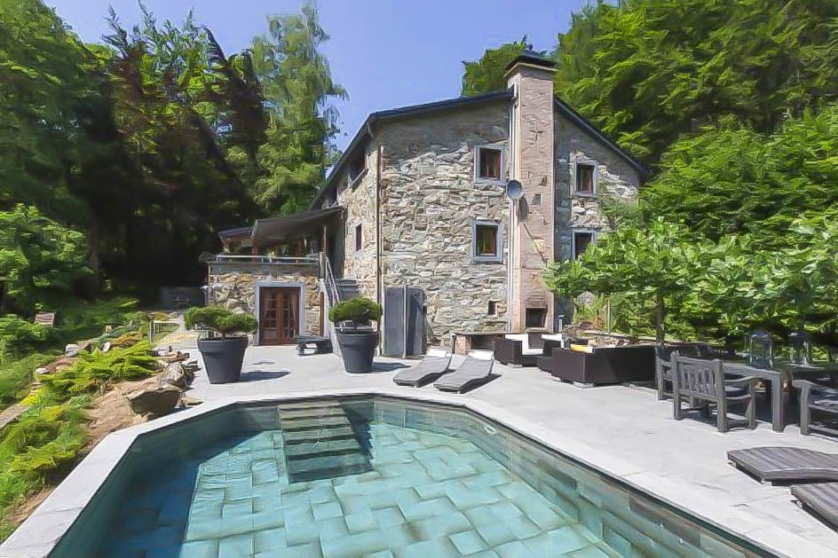 Bijzonder groepshuis met verwarmd zwembad, sauna en een geheel omheinde achtertuin met mini-waterval