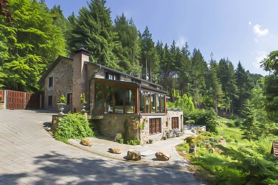 Bijzonder groepshuis met verwarmd zwembad, sauna en een geheel omheinde achtertuin met mini-waterval